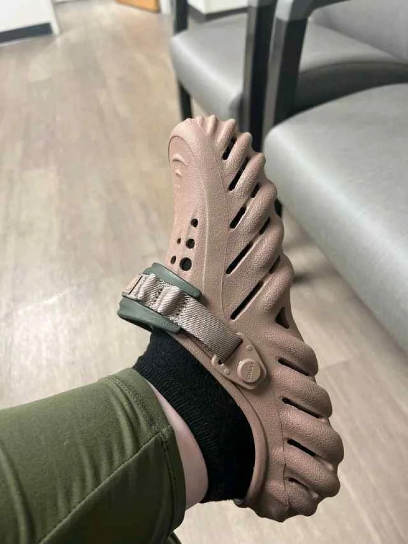 Croccss Echo Clogs (Truffle Brown)
