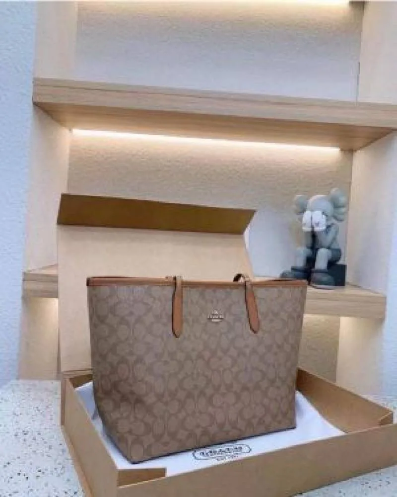 Coacch city tote bag in signature Canvas With Ogbox Dustbag Etc Model no 03