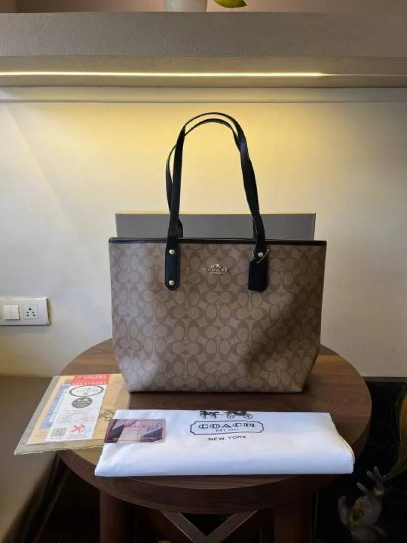 Coatch city tote bag in signature Canvas With Ogbox Dustbag Etc Model no 06