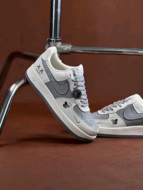 Nikkee AirForce 1 low x Kaws