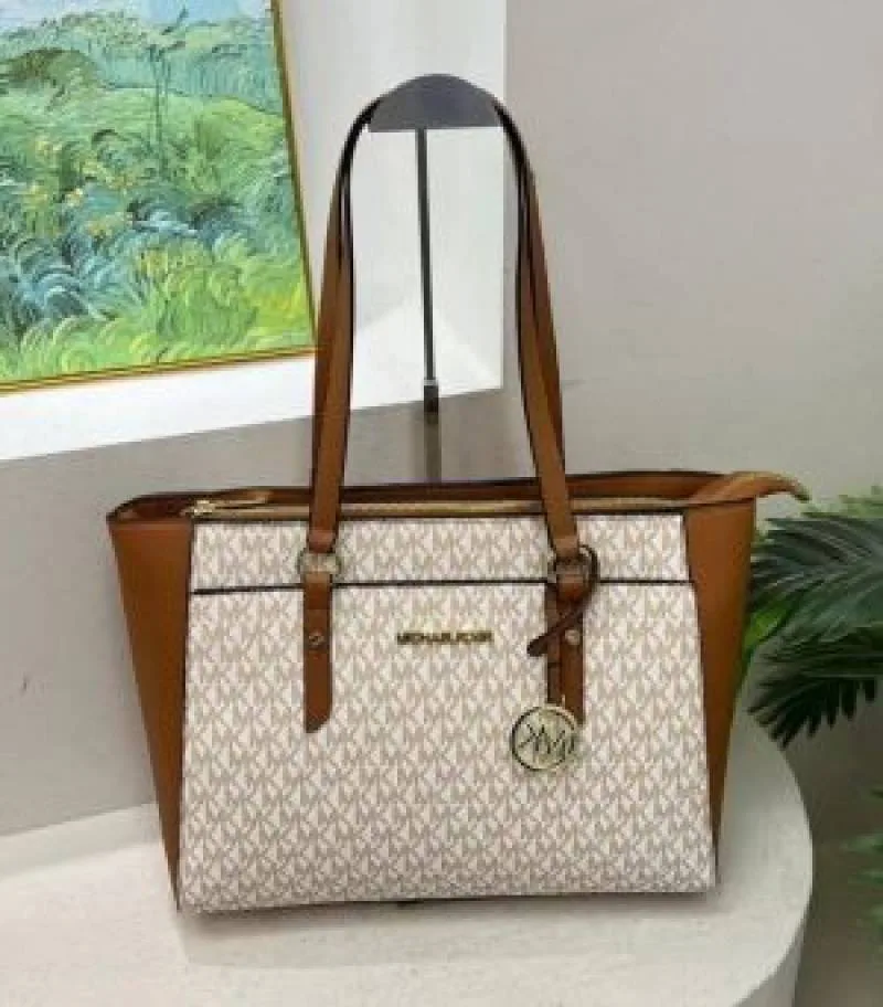 Micheal Kors tote with dust cover 5329