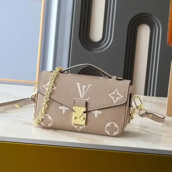 Loius Vutton_ Pochette Métis East-West handbag with box premium quality