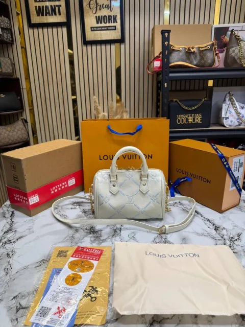 Loius Vutton Speedy Bandoulire 20 Style Bag with OG Box Dust Bag & Carry Bag White M23588
