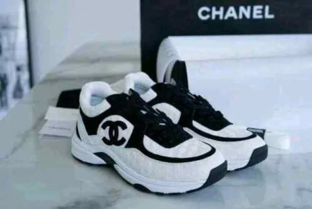 CHANEEL CC EMBOSSED LOGO WHITE BLACK SUEDE