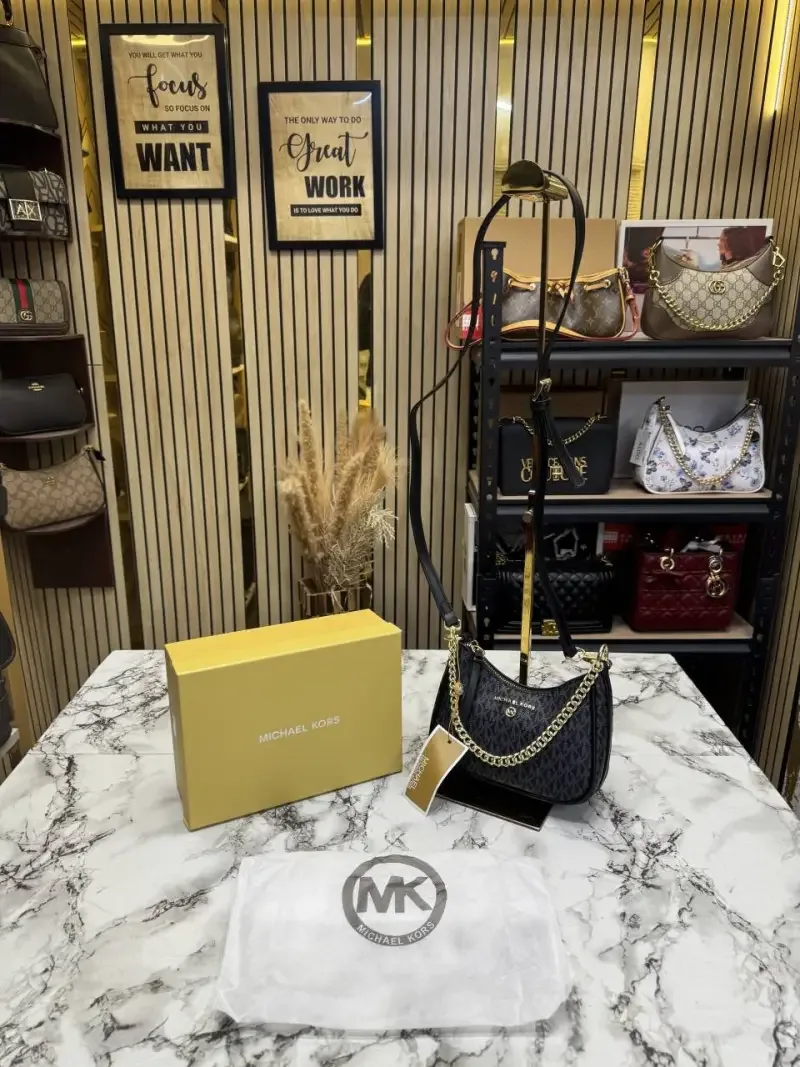 MICHEAL KORS CHARM PREMIUM SHOULDER BAG WITH OG BOX AND DUST BAG (BLACK) (5575)