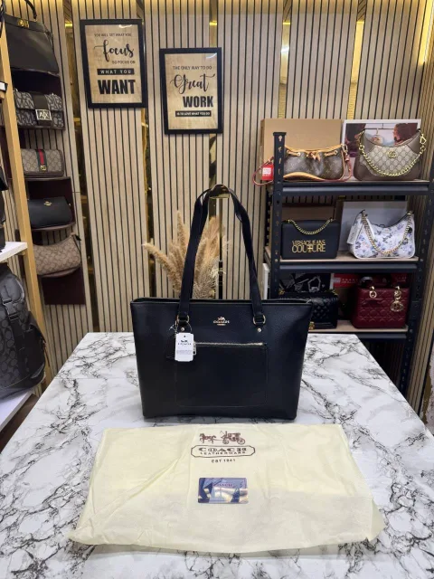 Coatch City Tote Bag in Signature Canvas With Dust Bag Black
