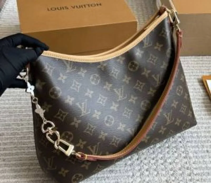 Loius Vutton_CarryAll East-West handbag featuring the iconic brown Monogram canvas and a decorative gold-tone chain bag with box premium quality