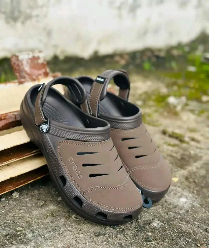 CROCCS YUKOON CLOGS BROWN