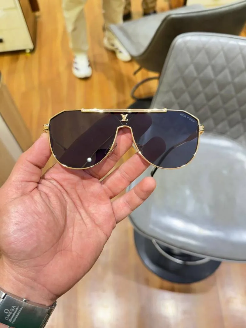 Loui vuitton 22295 gold black