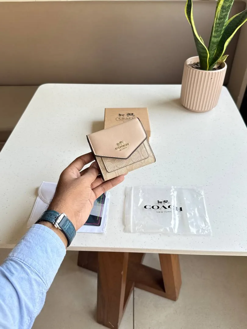 Coacch_surplus_quality_womens_trifold_wallet_with_ogbox_polybag_etc_model_464