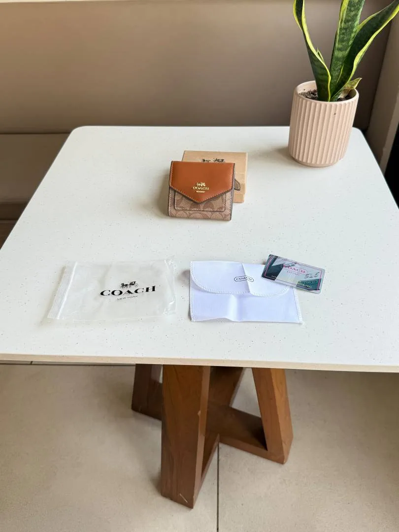 Coacch_surplus_quality_womens_trifold_wallet_with_ogbox_polybag_etc_model_462