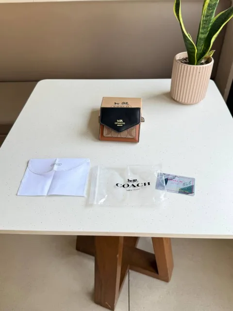 Coacch_surplus_quality_womens_trifold_wallet_with_ogbox_polybag_etc_model_463