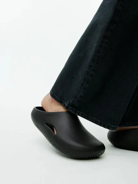 Croc mellow recovery clog Black with og box carry bag