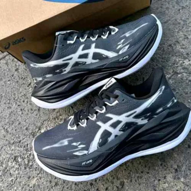 Asiccss Superblast black white 121