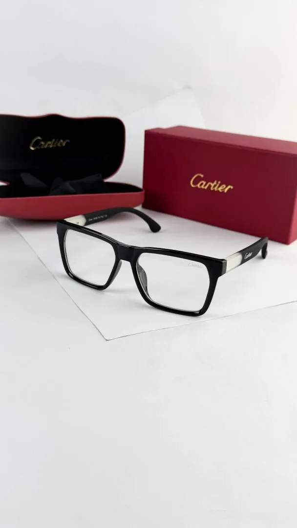 Cartie_black_plano_3692