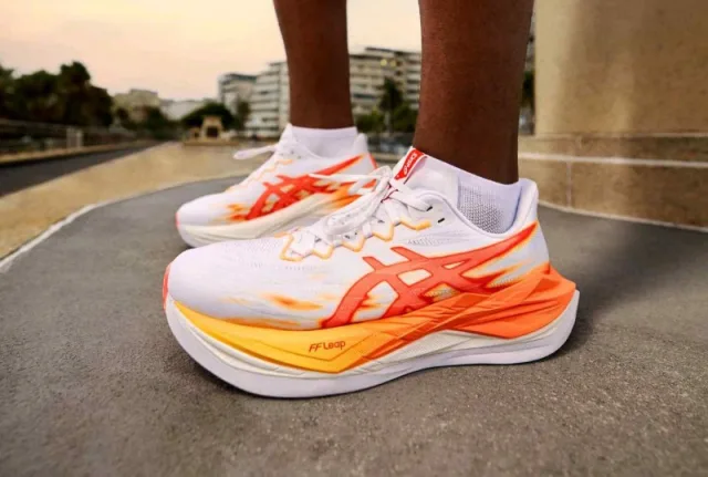 Asiccs Superblast 3 in the White Orange Glow 2715