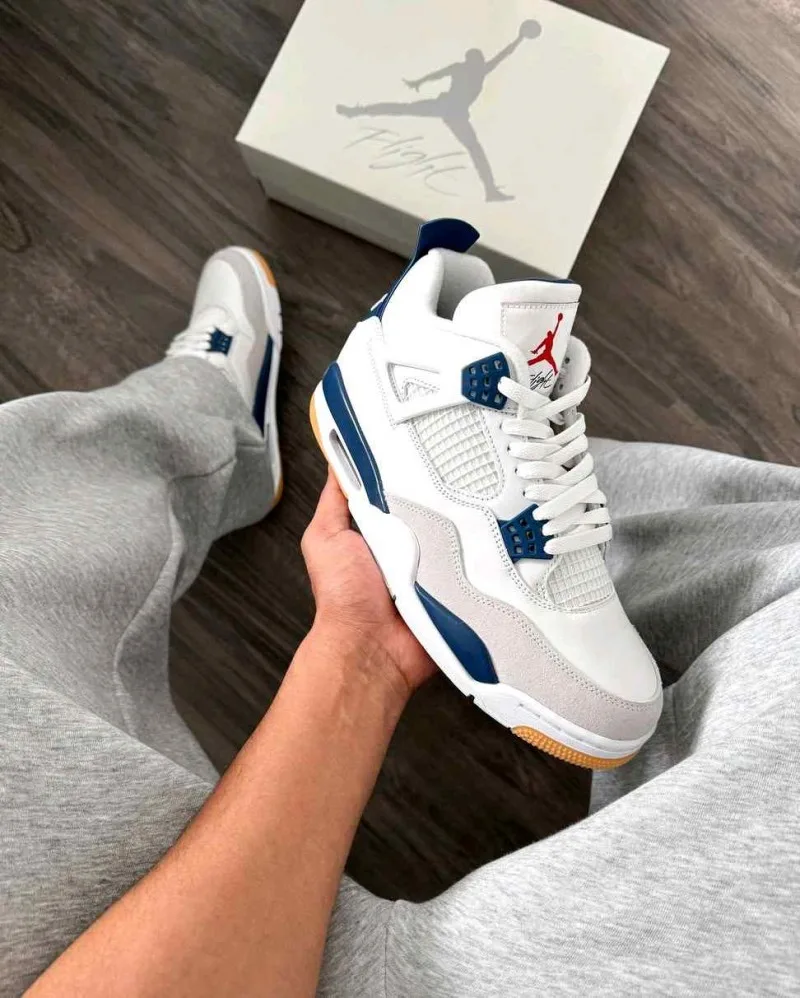 Nikkee Sb x Air Jordan Retro4 Navy
