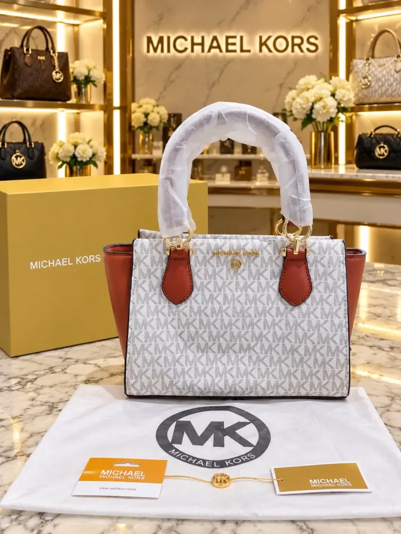 Micheal kors Marilyn small signature massanger bag with box 5338