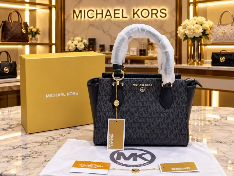 Micheal kors Marilyn small signature massanger bag with box 5337