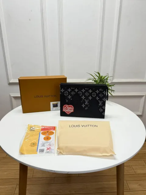 Louiis vuitton lv PREMIUM LEATHER Toiletry Messenger Pouch WITH OGBOX CARDS DUSTBAG TAGS ETC model 498