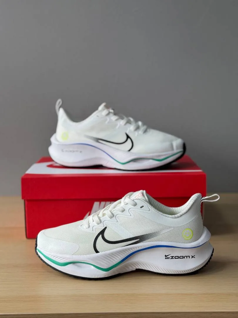 Nik Zoom x Smiley White