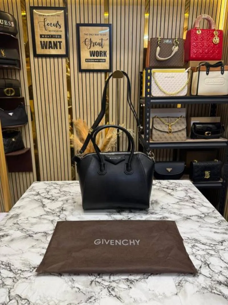 Givenchy Logo Stamped Antigona Hand Bag With Dust Bag (Black-8680)