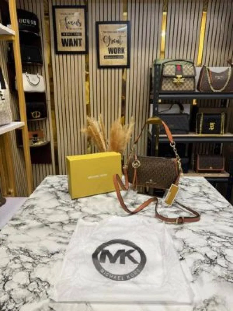 Michael Korrs Jet Set Charm Shoulder Bag With Box And Dust Bag (100809-Brown)