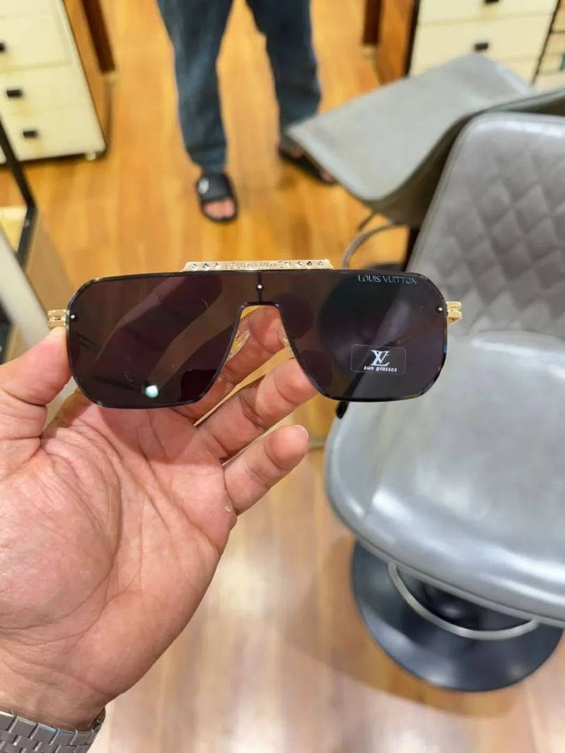 Loui vuitton 24027 gold black