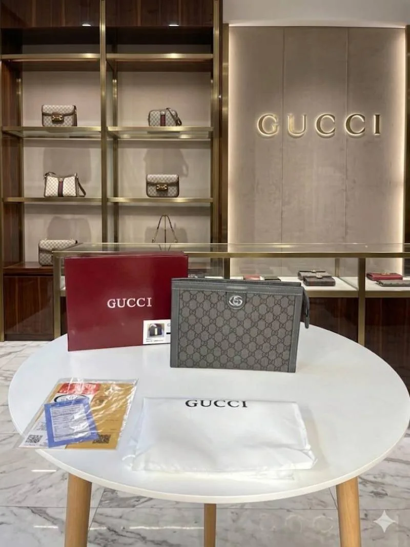 Guccci mens toiletry messenger pouch with OGBOX DUSTCOVER CARD model no 484