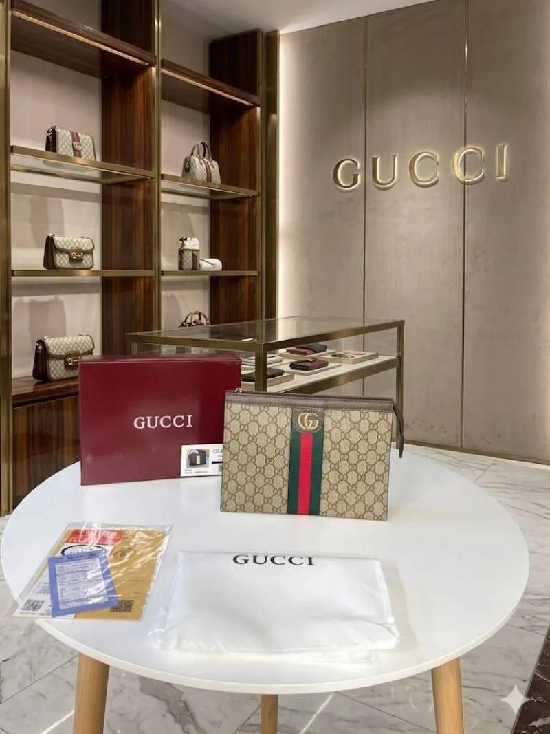 Guccci mens Toiletry messenger pouch with OGBOX DUSTCOVER CARD model no 490
