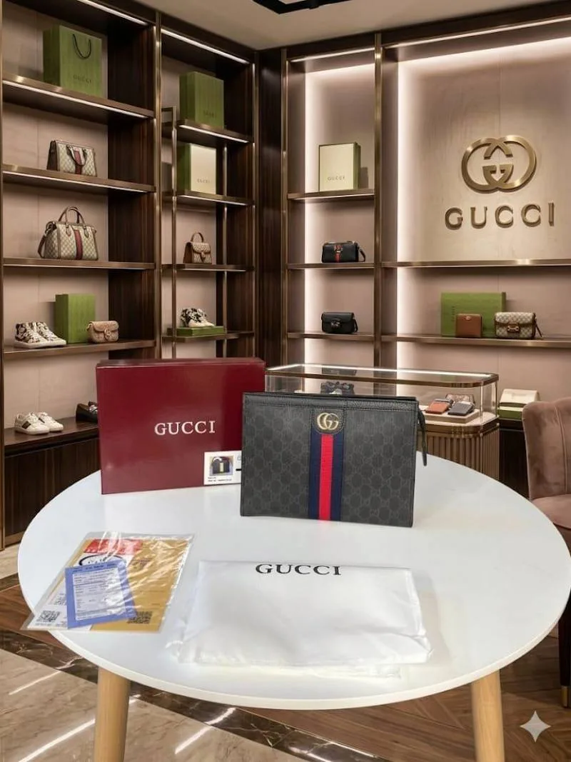 Guccci mens toiletry messenger pouch with OGBOX DUSTCOVER CARD model no 482