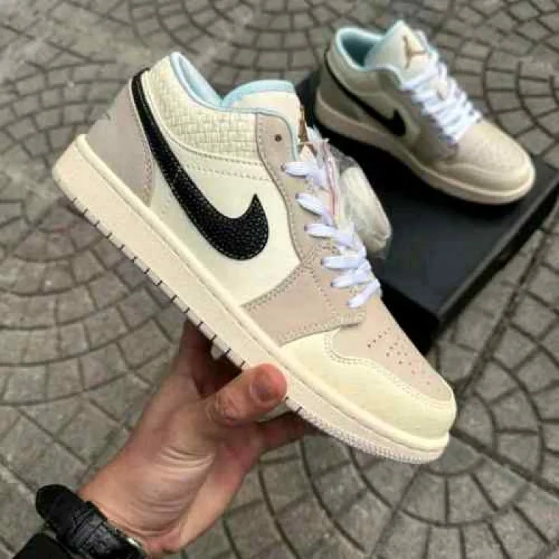 Nikkee jordan 1low se sanddrift glacier blue 2319