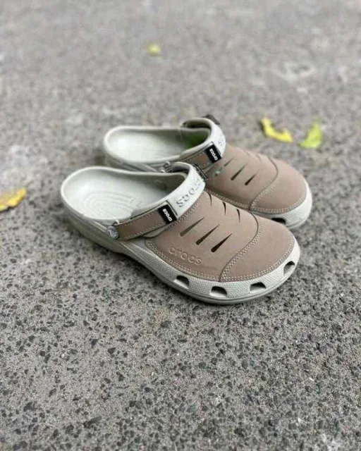 croccs Yukon Vista Light Grey Clogs