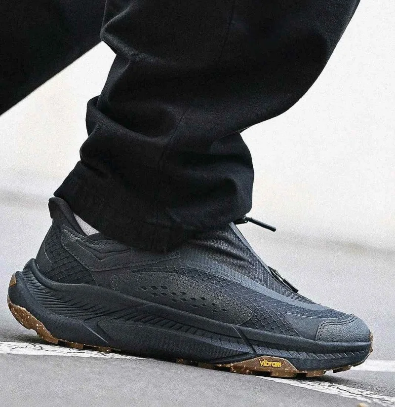 HOKA - Project Transport Carbon Black Black