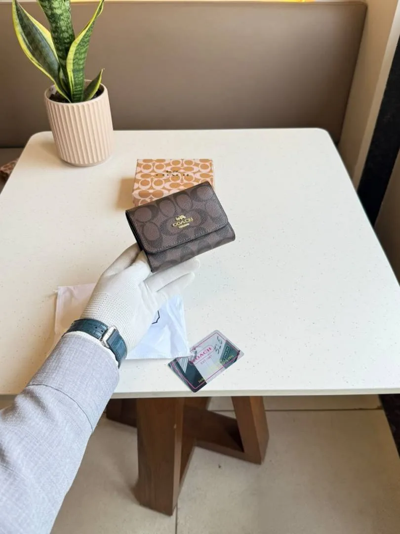 Coatch small LEATHER LADIES WALLET WITH OGBOX DUSTBAG TAGS EA305