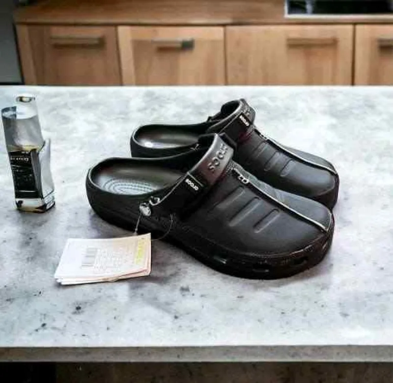 CROCCSS YUKON CLOG BLACK
